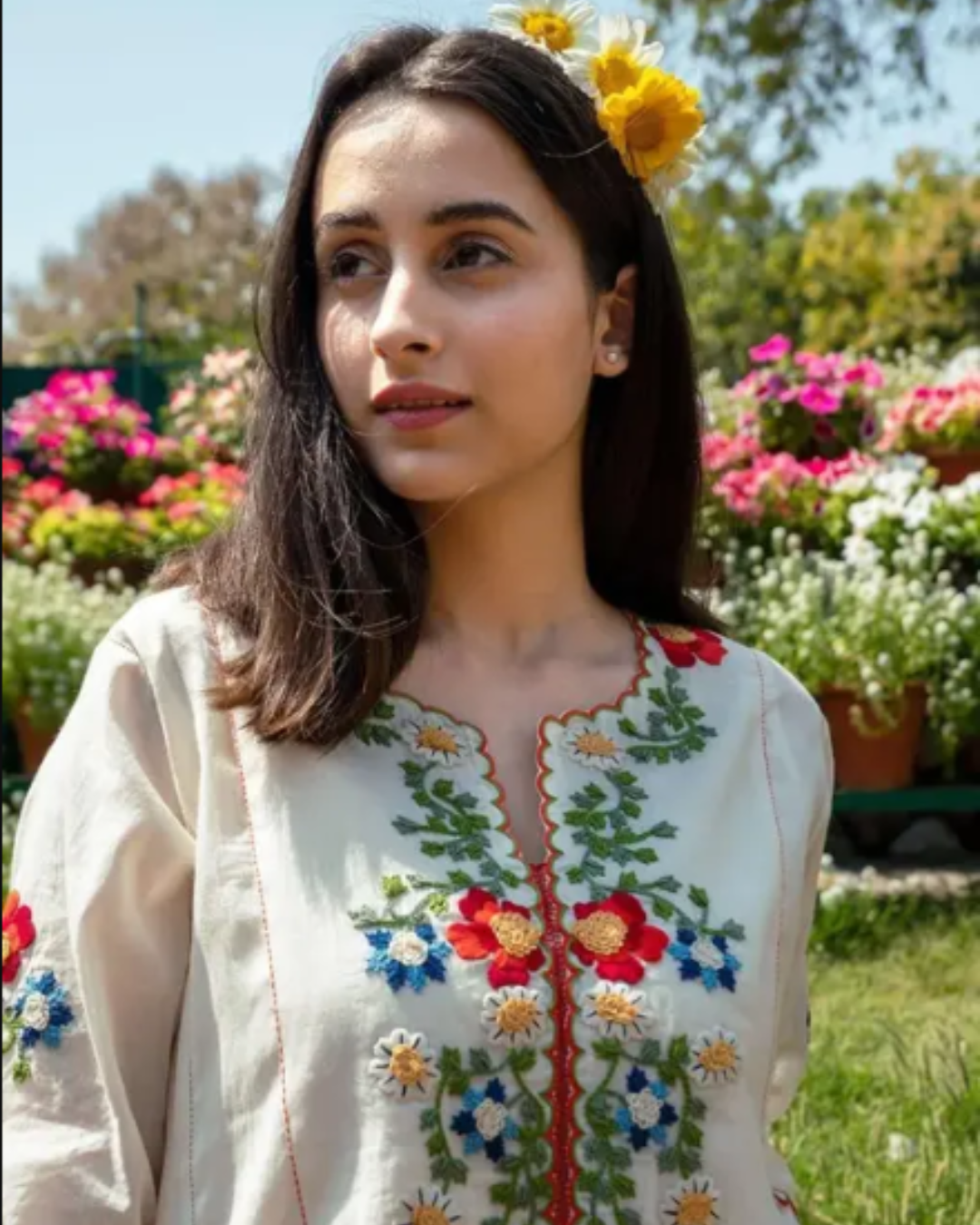 Women's Off-White Embroidered Cotton Kurta Set with Floral Detailing